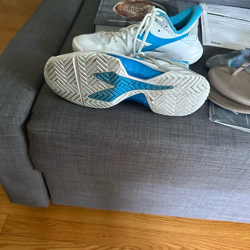 Diadora women’s tennis sneakers size 8